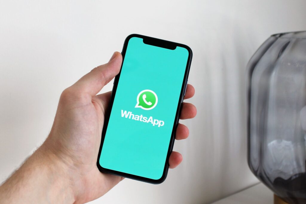 En qué canales puede atender: web, WhatsApp, redes y voz